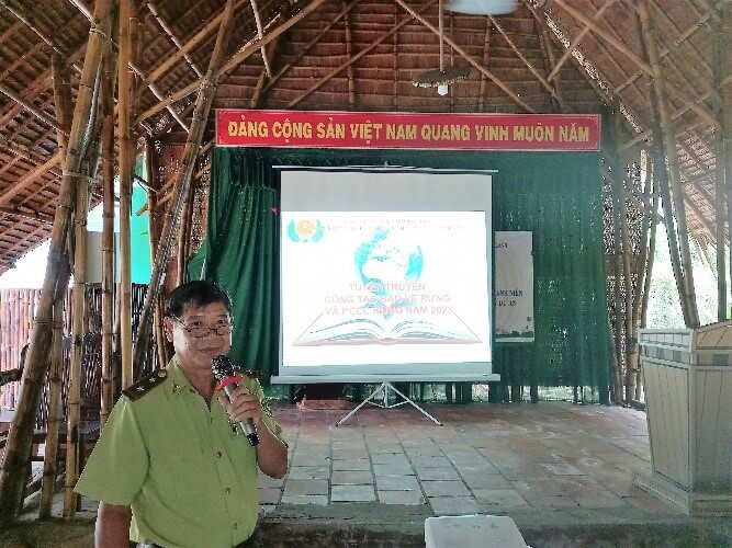 Ông Nguyễn Thanh Liêm, Kiểm lâm viên – Hạt Kiểm lâm liên huyện Tháp Mười – Cao Lãnh  tuyên truyền công tác bảo vệ rừng và PCCC rừng