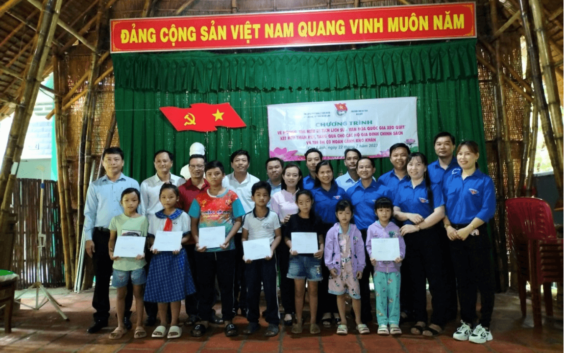  Ảnh: Các cháu nhận quà do Chi đoàn Khối QLNN trao tặng