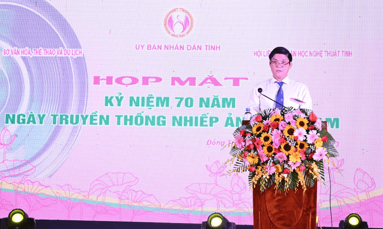 Ông Lê Quang Biểu – Phó Giám đốc Sở Văn hóa, Thể thao và Du lịc  báo cáo tại buổi họp mặt